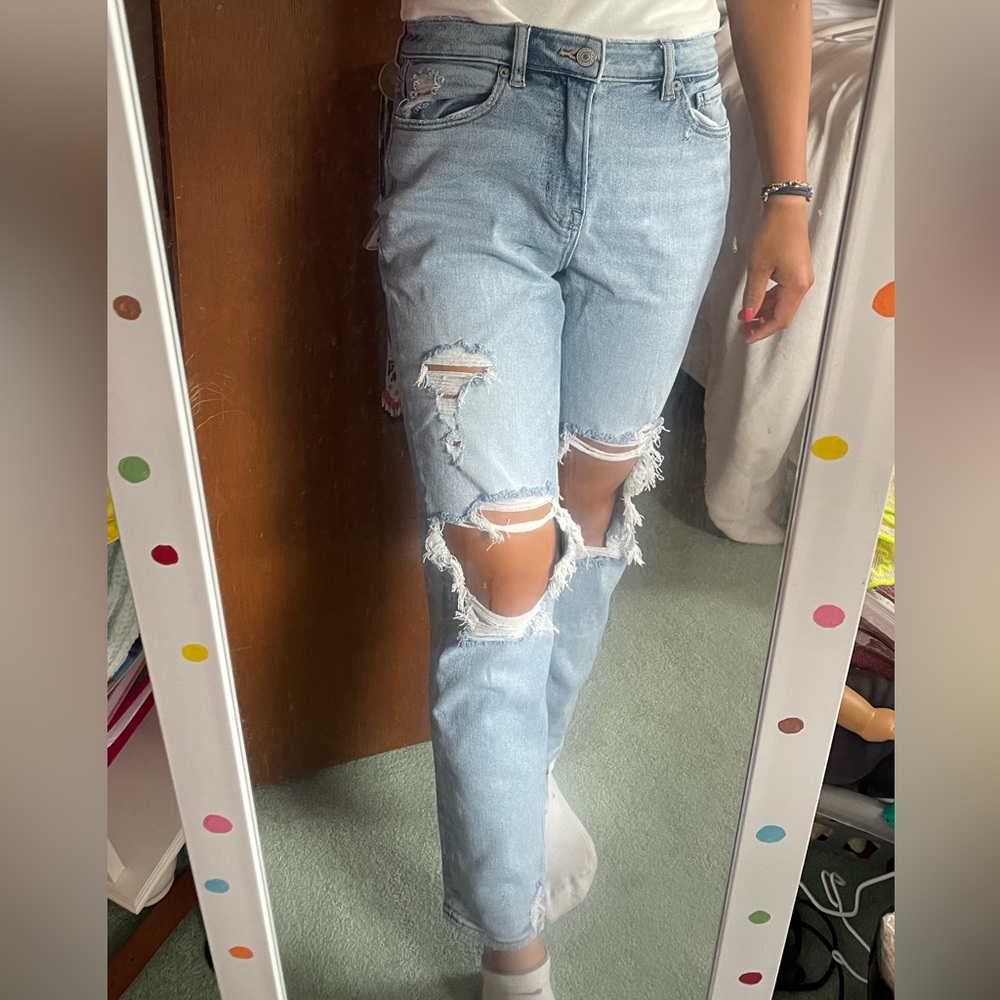 Women’s American Eagle ripped jeans